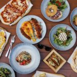 Οι άνθρωποι τείνουν να τρώνε περισσότερο όταν δειπνούν με φίλους ή με την οικογένειά τους