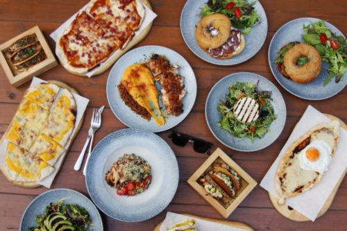 Οι άνθρωποι τείνουν να τρώνε περισσότερο όταν δειπνούν με φίλους ή με την οικογένειά τους