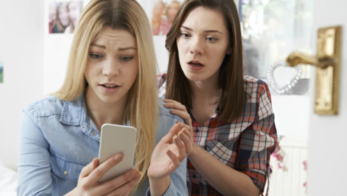 Η υπερβολική χρήση των ηλεκτρονικών συσκευών και των μέσων κοινωνικής δικτύωσης επηρεάζει την υγεία των εφήβων