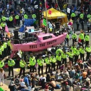 Εκατοντάδες ακτιβιστές για το κλίμα απέκλεισαν δρόμους στο κέντρο του Άμστερνταμ και του Βερολίνου