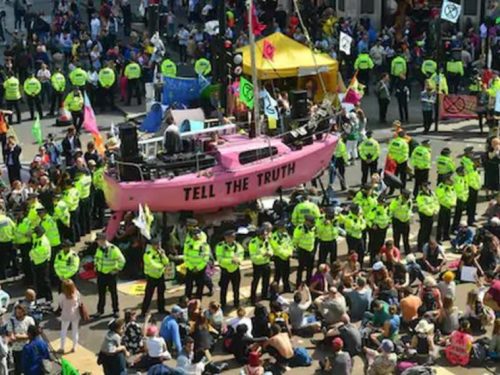 Εκατοντάδες ακτιβιστές για το κλίμα απέκλεισαν δρόμους στο κέντρο του Άμστερνταμ και του Βερολίνου