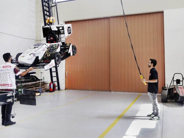 Σε ένα εργαστήριο του Πολυτεχνείου μια ομάδα φοιτητών κατασκευάζει την επόμενη ηλεκτροκίνητη Formula