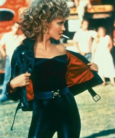 Πωλείται σε δημοπρασία το δερμάτινο σύνολο της Ολίβια Νιούτον – Τζον από το “Grease”