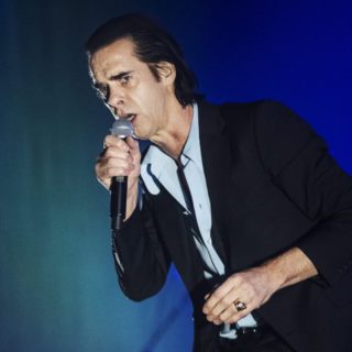 Αυτό το κείμενο του Νικ Κέιβ θα σας αρέσει. Θα σας βγάλει από τα ρούχα σας. Θα σας βάλει να σκεφτείτε.