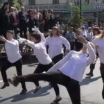 Παρέλαση α λα Monty Python: Το «μανιφέστο» των 10 κοριτσιών (ΒΙΝΤΕΟ)