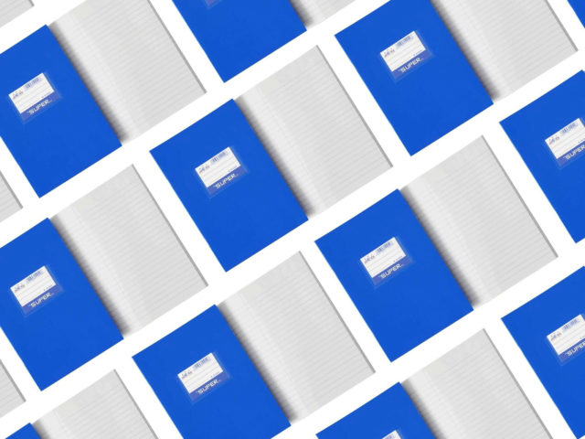 Υπάρχει ένα μπλε τετράδιο που θυμίζει σε όλους μας κάτι