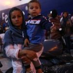 Στο λιμάνι του Πειραιά μεταφέρθηκαν 215 μετανάστες από τη Μόρια