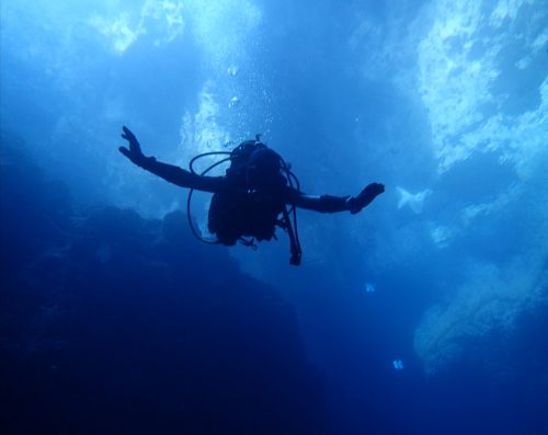 Θεσσαλονίκη: “Ψαρεύουν” σκουπίδια για να σώσουν τις θάλασσες