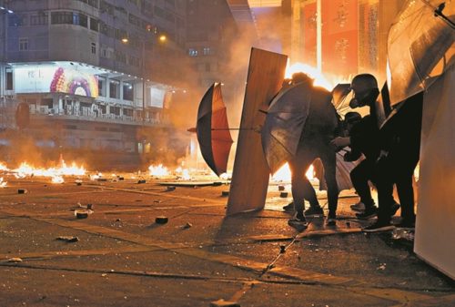 Χονγκ Κονγκ: Περίπου 100 διαδηλωτές παραμένουν στο Πολυτεχνείο