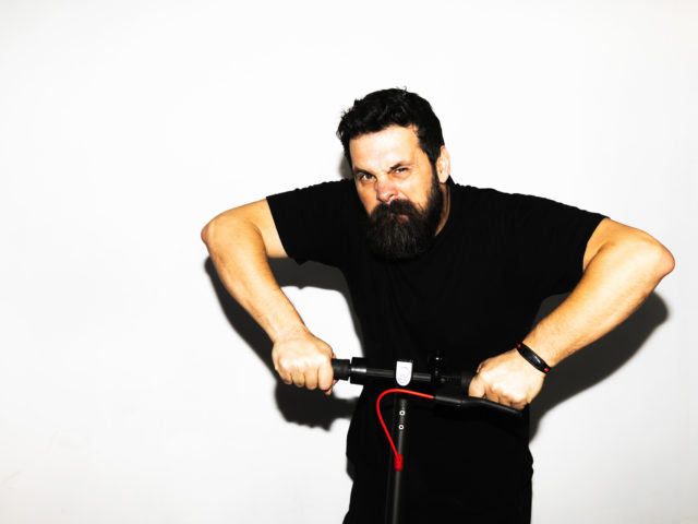 Ο Σπύρος Γραμμένος κυκλοφορεί με ηλεκτρικό πατίνι