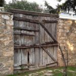 Πιστό αντίγραφο της «πορτάρας» κοσμεί πλέον την είσοδο του μνημείου «Μάντρα Μπλόκου Κοκκινιάς»