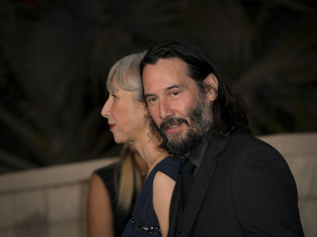 Είστε έτοιμοι να αποδομήσουμε ένα προς ένα όσα διαβάσαμε για τη νέα σχέση του Keanu Reeves;