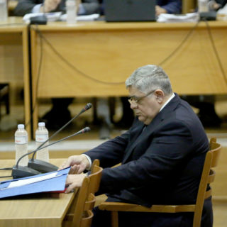 Δίκη Χρυσής Αυγής: Με στάση προσοχής τον υποδέχθηκαν οι οπαδοί του τον Μιχαλολιάκο στη δικαστική αίθουσα