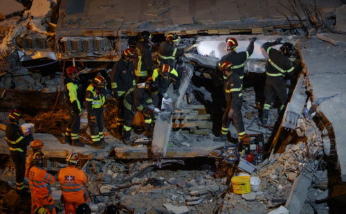 Τους 40 έφτασαν οι νεκροί από τον φονικό σεισμό στην Αλβανία