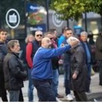 Σπάρτη: Εικόνες ντροπής με κραυγές κατοίκων απέναντι σε οικογένειες προσφύγων [ΒΙΝΤΕΟ]