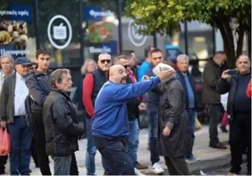 Σπάρτη: Εικόνες ντροπής με κραυγές κατοίκων απέναντι σε οικογένειες προσφύγων [ΒΙΝΤΕΟ]