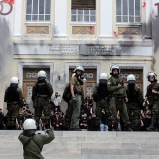 Καταγγελία για σύλληψη φοιτητή έξω από το σπίτι του για τα γεγονότα στην ΑΣΟΕΕ