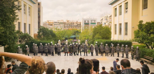 Εισβολή των ΜΑΤ και χημικά κατά φοιτητών στην ΑΣΟΕΕ (βίντεο)