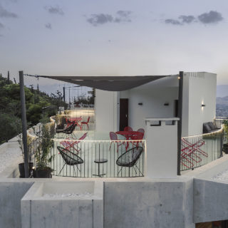 Αυτή η υπέροχη ταράτσα είναι ο κοινόχρηστος χώρος για κάποιους κατοίκους του Λυκαβηττού