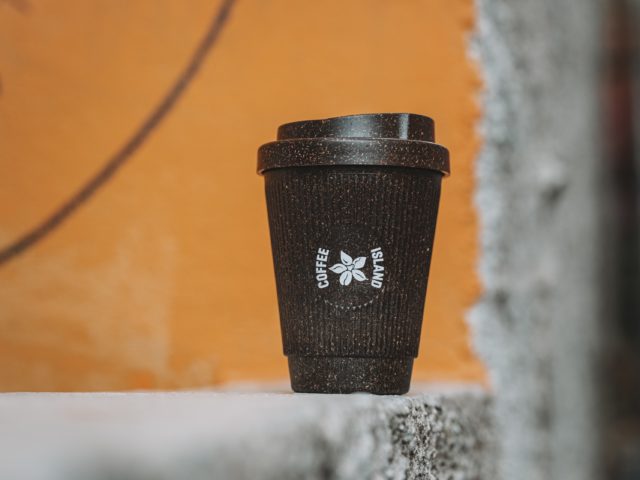 Επαναχρησιμοποιήσιμες κούπες υπάρχουν πολλές. Μόνο μία όμως είναι βραβευμένη και μυρίζει πάντα καφέ