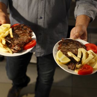 Στο «Στέκι Του Ζήση» στην Καστέλλα, οι καλοί πελάτες φτάνουν 20 λεπτά πριν ανοίξει ρωτώντας αν «έχει βάλει φωτιά»…