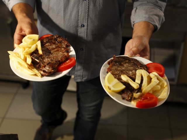 Στο «Στέκι Του Ζήση» στην Καστέλλα, οι καλοί πελάτες φτάνουν 20 λεπτά πριν ανοίξει ρωτώντας αν «έχει βάλει φωτιά»…