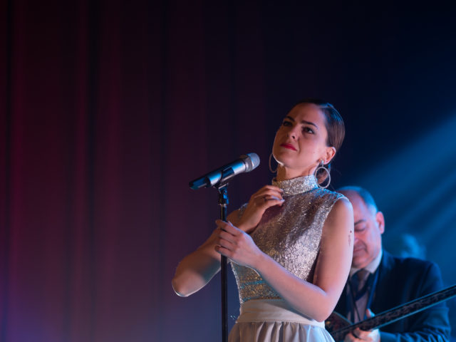 «Φαντασία»: 90s, παγιέτα και φτερά. Και η Ρένα Μόρφη ανάμεσα σε «παλιά» και «νέα μπουζούκια»…