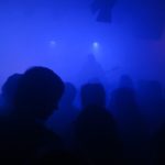 «300 άτομα γονατιστά με τα χέρια στο κεφάλι σαν έτοιμα για εκτέλεση μέσα σε χώρο διασκέδασης»