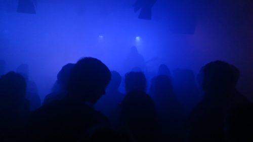 «300 άτομα γονατιστά με τα χέρια στο κεφάλι σαν έτοιμα για εκτέλεση μέσα σε χώρο διασκέδασης»