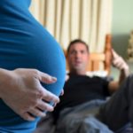 Mία στις 16 γυναίκες στην Ελλάδα πέφτει θύμα ενδοοικογενειακής βίας κατά τη διάρκεια της εγκυμοσύνης