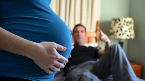 Mία στις 16 γυναίκες στην Ελλάδα πέφτει θύμα ενδοοικογενειακής βίας κατά τη διάρκεια της εγκυμοσύνης