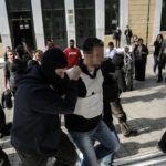 Προφυλακιστέοι κρίθηκαν οι δύο κατηγορούμενοι για συμμετοχή στην τρομοκρατική οργάνωση «Επαναστατική Αυτοάμυνα», επεισόδια σημειώνονται στην Ευελπίδων