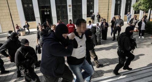 Προφυλακιστέοι κρίθηκαν οι δύο κατηγορούμενοι για συμμετοχή στην τρομοκρατική οργάνωση «Επαναστατική Αυτοάμυνα», επεισόδια σημειώνονται στην Ευελπίδων