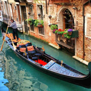 Βενετία: Οι γονδολιέρηδες γίνονται δύτες και βουτούν στο Μεγάλο Κανάλι για να μαζέψουν τους τόνους απορριμμάτων