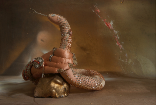 Μια Yπόθεση Tελετουργικών Mεσαίας Tάξης: Μια ατομική έκθεση της Ξένιας Χ. Ι. Βήτου