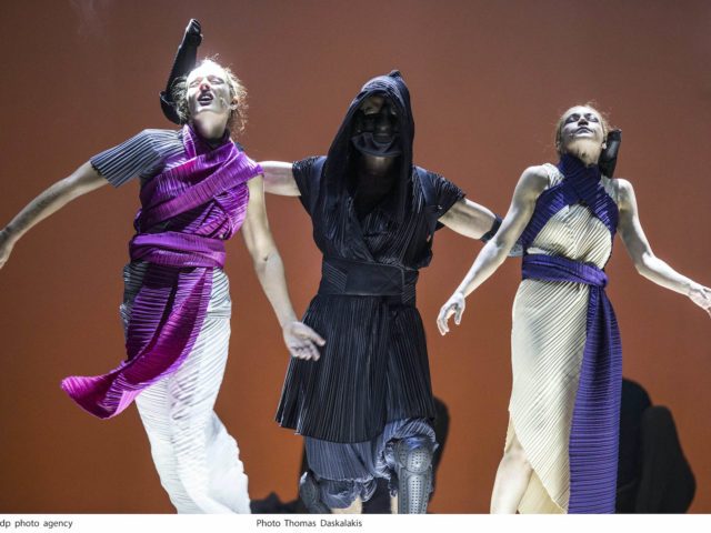 «Ο χορός της φωτιάς»: Η χαρά και ο πόνος των Ποντίων  σε μια εξαιρετική παράσταση