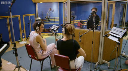 Ολίβια Κόλμαν και Φοίβη Γουόλερ-Μπριτζ διασκευάζουν Portishead για καλό σκοπό