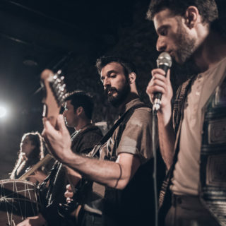 «Έχετε δει ποτέ σας νεράιδες να συνοδεύουν ποιητές έξω από τα εγκόσμια; Ξέρετε πώς πεθαίνει ένας ποιητής;»