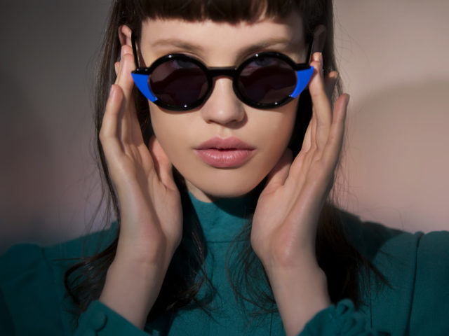 Με έμπνευση από τα ’70s, ο Γιάννης Τσεκλένης σχεδιάζει γυαλιά ηλίου για την Urban Owl και το αποτέλεσμα είναι εντυπωσιακό