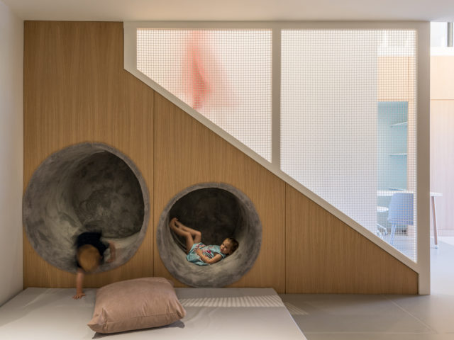 Ένα κέντρο δημιουργικής απασχόλησης για παιδιά φτιάχτηκε για εξερεύνηση και βραβεύτηκε για την αρχιτεκτονική του