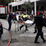 Στο νοσοκομείο τρία άτομα με σοβαρά αναπνευστικά προβλήματα από την πυρκαγιά σε ξενοδοχείο στη Συγγρού