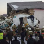 Αεροσκάφος Fokker-100 της Bek Air με 100 επιβαίνοντες συνετρίβη σε διώροφο κτίριο λίγο μετά την απογείωσή του στο Καζακστάν
