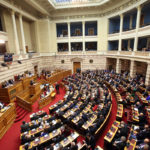 Αυξάνονται οι δικαιούχοι των 800 ευρώ με τροπολογία που κατατέθηκε στη Βουλή