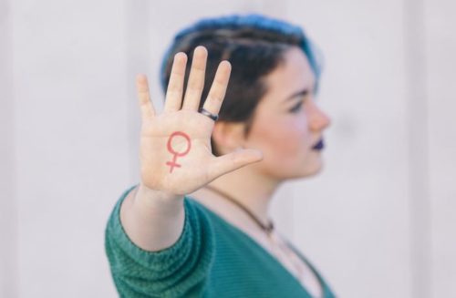 Aσφαλισμένη κατήγγειλε ότι ασφαλιστική εταιρεία εφαρμόζει‬ διάκριση με βάση το φύλο και δικαιώθηκε