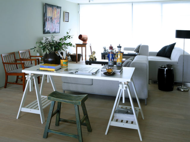 Μέσα στο σπίτι ενός αρχιτέκτονα που θυμίζει επιμέλεια έκθεσης σύγχρονης τέχνης