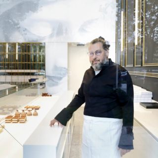 Στο Dimitris Economides φτιάχνουν καθημερινά καλαίσθητα γλυκά «αρχιτεκτονήματα»