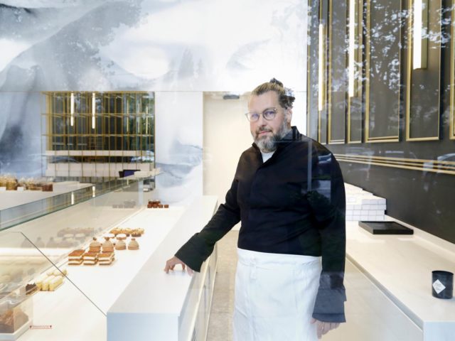 Στο Dimitris Economides φτιάχνουν καθημερινά καλαίσθητα γλυκά «αρχιτεκτονήματα»