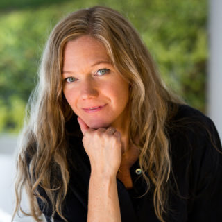 Σε μια βόλτα με τα παιδιά της για σκι, η Μάγια Λούντε κατάλαβε γιατί η «Ιστορία των Μελισσών» εξελίχθηκε σε παγκόσμιο εκδοτικό φαινόμενο…