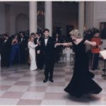 Πάνω από 252.000 ευρώ για το φόρεμα της Νταϊάνα στο χορό με τον Τραβόλτα