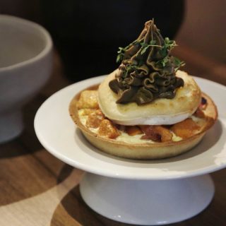 Η μοντέρνα ελληνική κουζίνα του Άνετον μόλις βρήκε το νέο της σπίτι στο κέντρο της Αθήνας